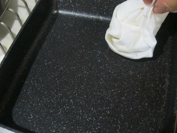 雞蛋加鹽和雞粉打散；菊苣用清水沖洗過瀝水；乾鍋用廚房紙巾擦上薄薄一層油後開中小火熱鍋。