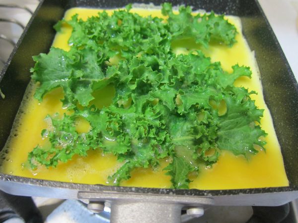 倒入1/3的蛋液，鋪上適量菊苣，待蛋液凝固，邊緣出現稍稍金黃可分離時盛出。