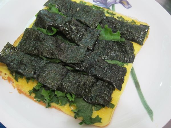 鋪上滿滿一層海苔。重複1~3的步驟，製作另一份並疊在一起。