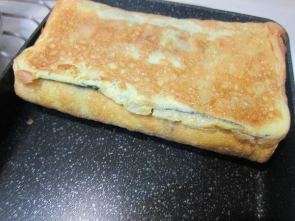 蛋液凝固後翻轉往前包覆待這面的蛋液凝固即可盛起切片。