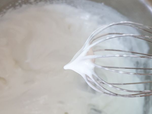 將蛋白打至粗泡後加入檸檬汁和1/3砂糖，打發至微白後再加入1/3砂糖，打發至有點綿密後加入最後1/3砂糖，打發至如圖所示