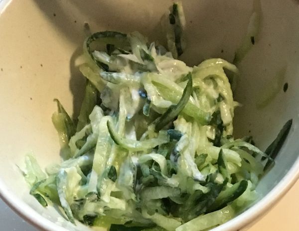 將小黃瓜刨絲➕1大匙美乃滋拌勻⋯