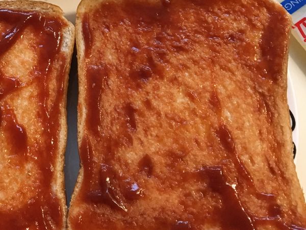 厚片吐司抹上番茄醬⋯