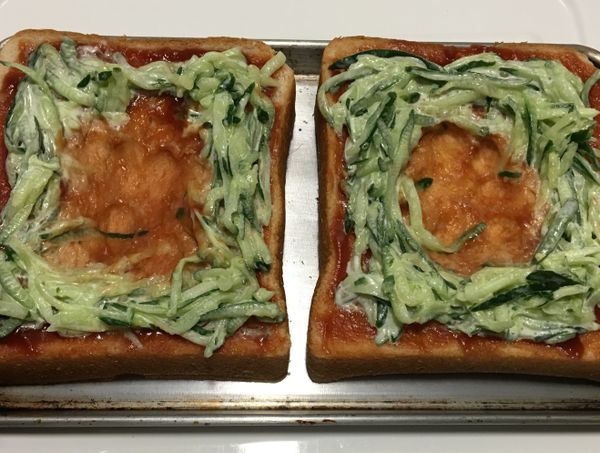 將小黃瓜絲鋪在吐司周圍⋯