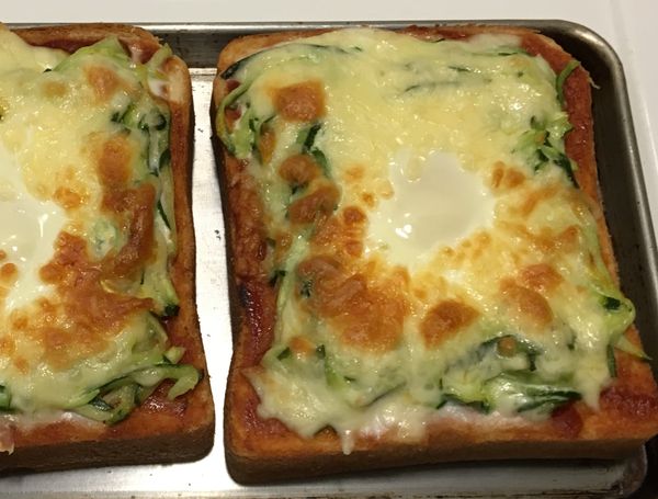 放進烤箱烤至起司表面金黃色即可😋
我用的是不能調溫度的小烤箱，烤約15分鐘。每台烤箱溫度不同，起司有變色即可。