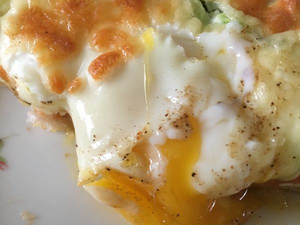 食用時可灑些黑胡椒，蛋黃沾著吃很美味😋