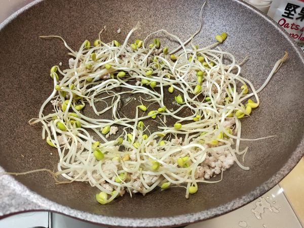 加入半包豆芽菜，稍微炒軟一點。