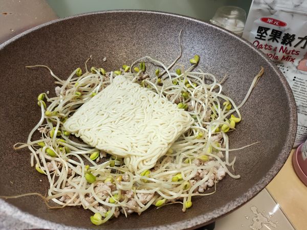 把麵包放進去。