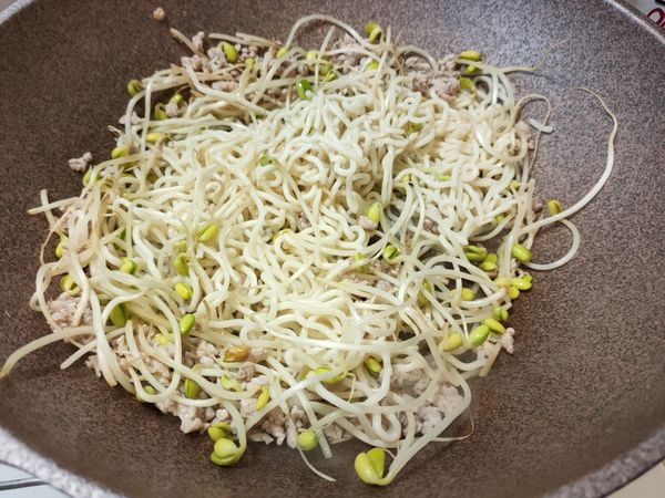 加進約100cc的水，把麵打散。
（不加水打不散）