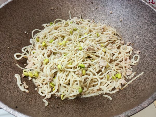 最後把醬料包倒進入，拌勻，就完工了。