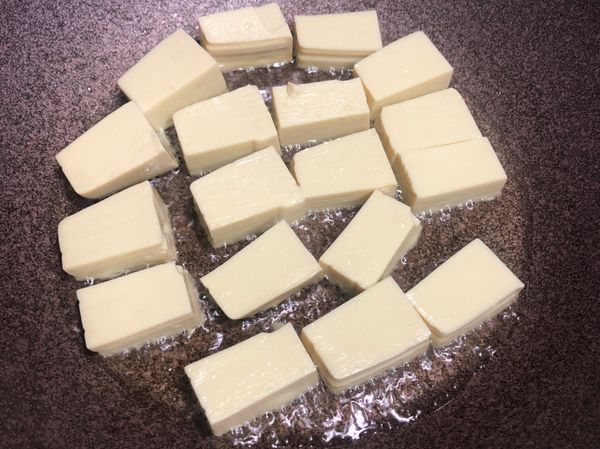 將雞蛋豆腐切成喜歡的大小，下鍋煎至焦香。
（油可以多一點點更好吃）