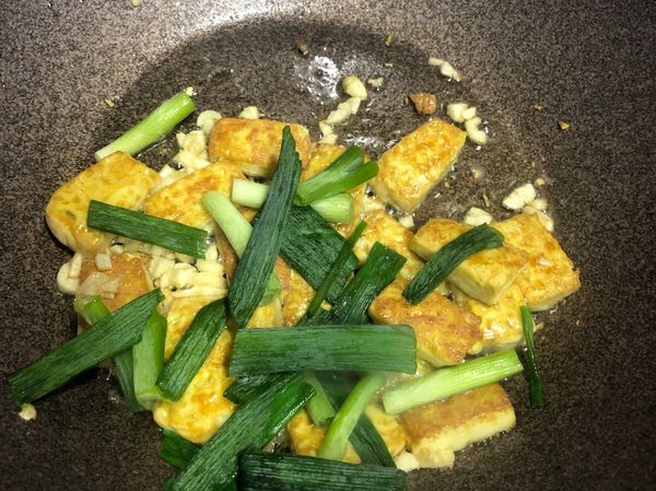 加入鹽巴調味，放入蔥段輕輕拌炒即可。