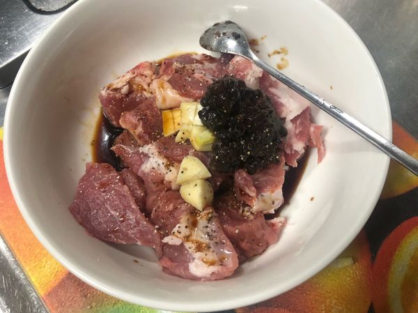 加入豆鼓、蒜頭、醬油、米酒、胡椒粉跟太白粉，攪拌均勻後，醃漬15-30分鐘。