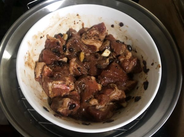 將肉平放在有深度的容器中，放入電鍋，用1.5杯的水蒸熟。