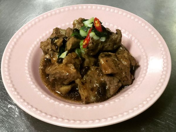 起鍋後即可盛盤，撒上蔥花跟辣椒，醬汁淋飯很好吃👍🏻