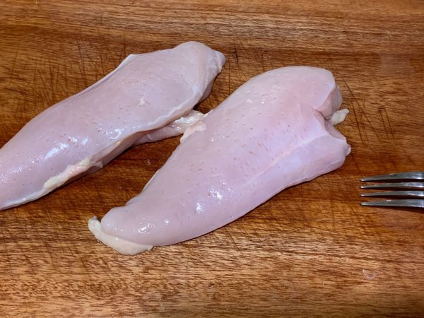 雞胸肉用叉子叉一叉，方便入味，