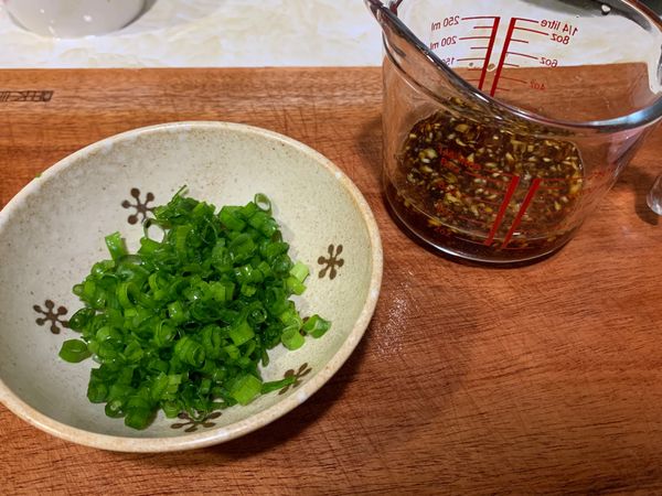 蔥綠切末、調味料全部調勻，