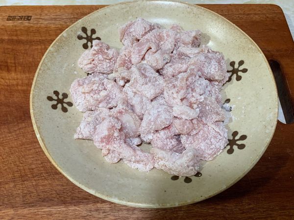 雞肉醃好，裹上薄薄一層太白粉，
也可以過篩一下，不要沾太多，