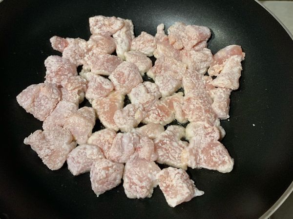 熱鍋，2大匙油，放入雞肉，
中小火煎2分鐘、