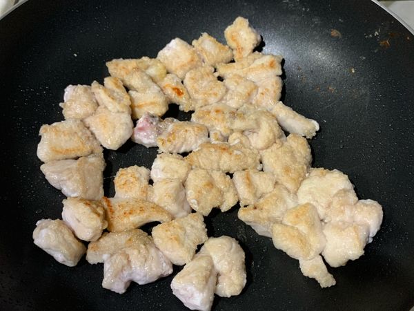 翻面再煎到雞肉上色，