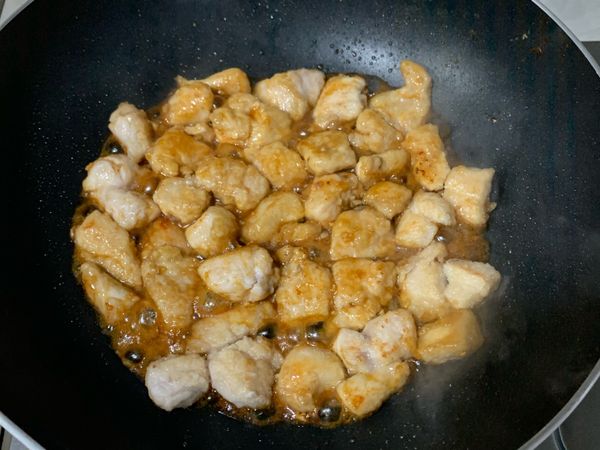 倒入調勻的調味料，拌炒收汁，