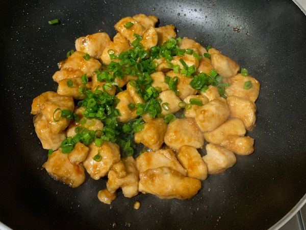 最後放入蔥花拌勻即可。