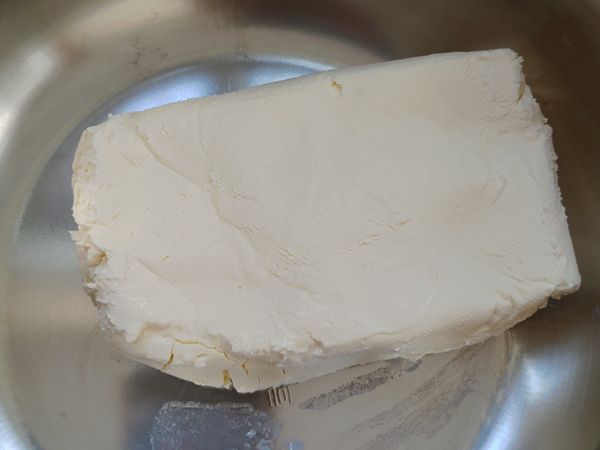 先將奶油乳酪常溫 軟化，攪拌