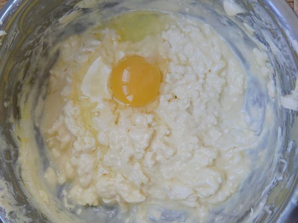 再加入雞蛋，一次加一顆，攪拌均勻再加第二顆