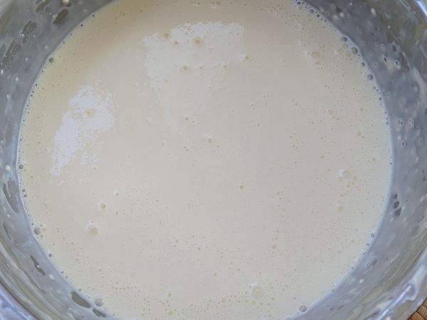 攪拌均勻後，加入鮮奶，再加入低筋麵粉