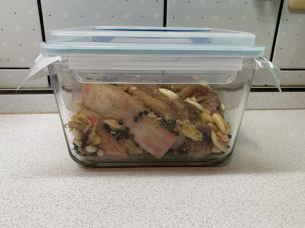 蓋上蓋子入冰箱冰鎮冷藏約3～5天
（中間要翻面及挫揉讓肉入味）