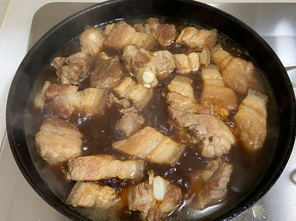 然後用紹興酒嗆鍋，再下醬油燒滾，隨後加入開水，大約食材的八分滿。 最後下烏醋，大火燒開後，轉小火煨煮。