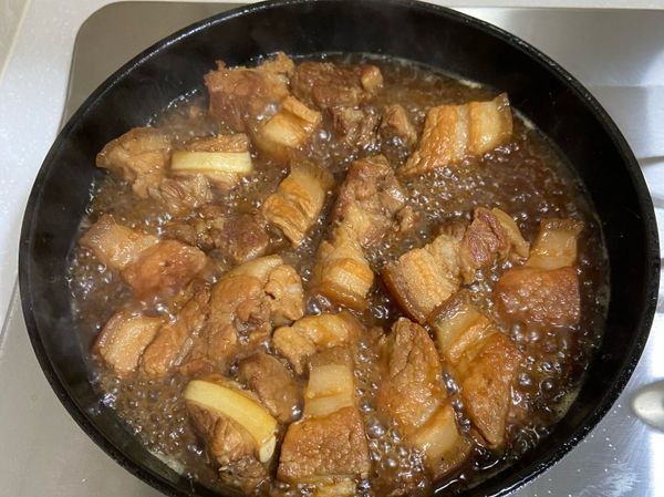 30分鐘後以筷子測試肉塊是否軟嫩，如果已經燒軟，就可以下冰糖，再煨煮十分鐘。