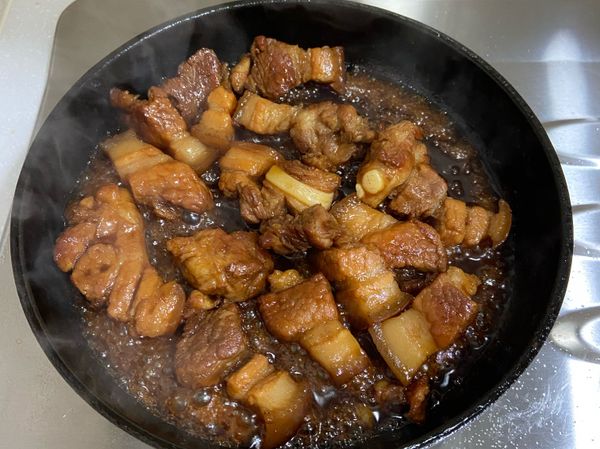 等到冰糖完全煮化，就可以開大火收汁。期間須不停翻攪，一方面幫助水份揮發，也能讓醬汁均勻裹上肉塊。