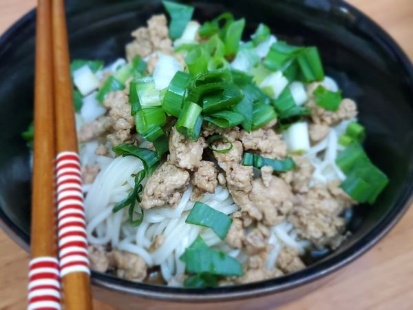 1. 絞肉乾煎
2. 加上少許醬油，與一匙鹽
3. 煎熟後，加水，糖與2/3碗醬油（做出醬汁）
4. 放入八角，以及一把蔥，小火悶煮10分鐘
5. 挑出八角與蔥
＿＿
6. 煮麵
7. 擺盤時再放入大量蔥花
8. 依個人喜好，可加醋提味