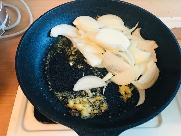 將洋蔥跟薑末炒熟