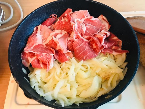 洋蔥半熟後再加入豬肉片