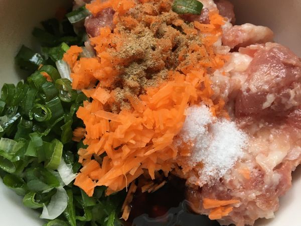 絞肉300g、蔥末25g、紅蘿蔔末15g、鹽1g、萬用胡椒鹽2g、醬油膏1大匙⋯⋯