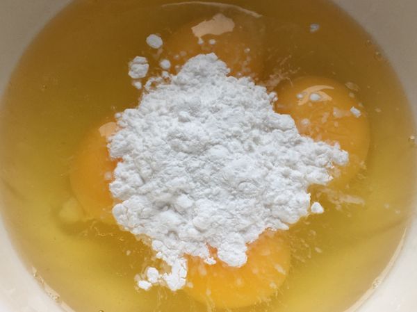 6顆蛋➕2大匙太白粉➕2大匙清水➕1.5g鹽，全部攪拌均勻⋯