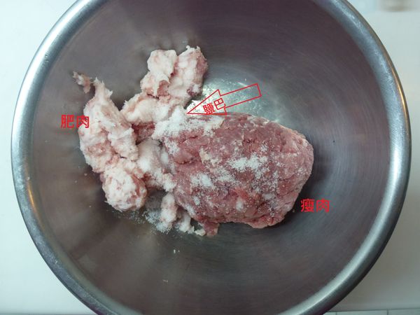 肉餡買回來先冷凍再放冷藏退冰(或是當天買的先放冷凍冰到稍硬再使用)，這樣的肉吸水性好，不會出水。肉可以買五花肉請肉攤絞中孔一次。也可以肥、瘦分開買，這樣可以依照自己喜歡的肥瘦比例做肉餡。
我是買後腿瘦肉，絞中孔一次，肥肉，絞細孔一次。
絞肉跟鹽巴混合