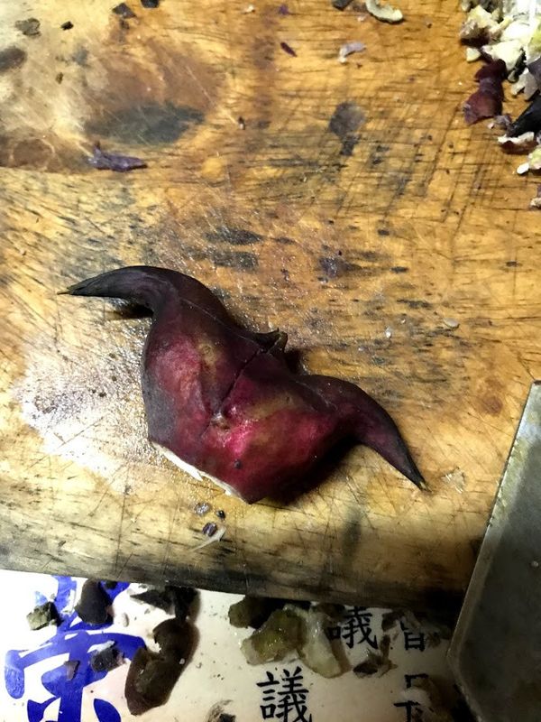 先將生菱角底部切掉一點點，小心不要切到肉