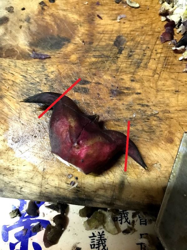 去除兩邊的角，往中心漸漸削才不會切到肉喔