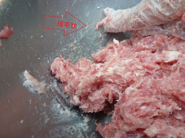 用手搓到鋼盆邊呈現絨毛狀，分量多可以用攪拌機，槳狀攪拌