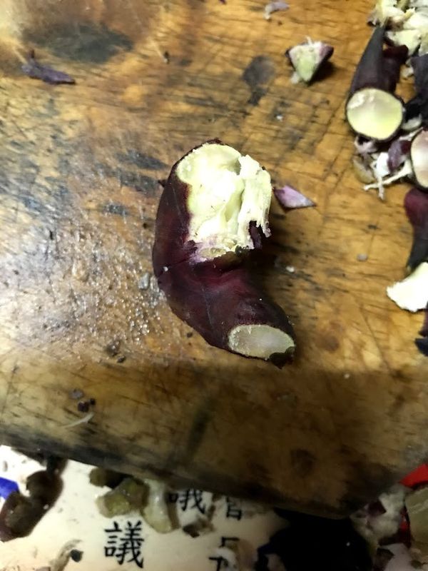 用刀輕鬆的往後往後一剝