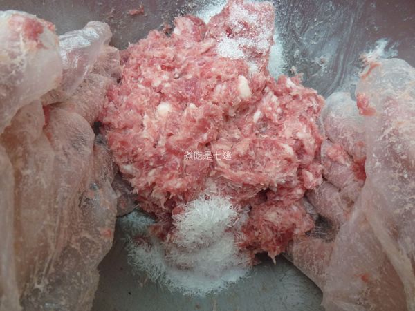 加入糖、味精拌勻