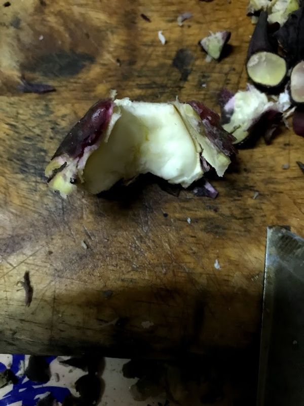 切開另一側，就可以輕鬆剝開生菱角的外衣