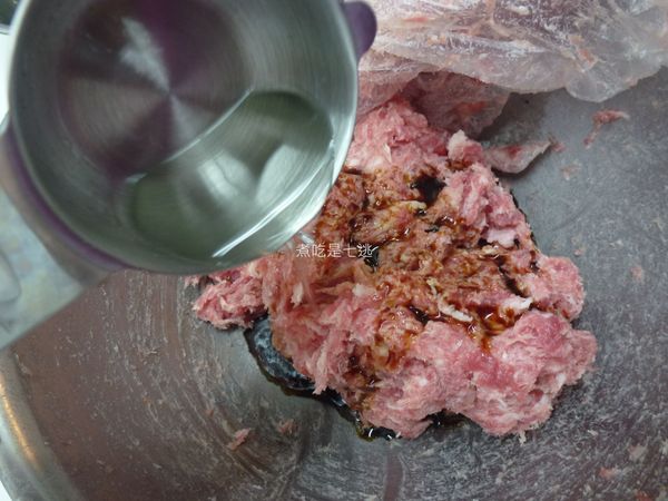 加入高粱酒拌勻