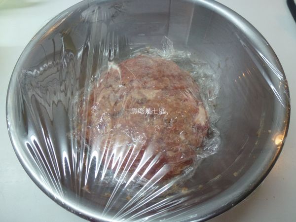 蓋上保鮮膜冰箱冷藏一晚(我習慣肉上面蓋一層，外面再蓋一層。