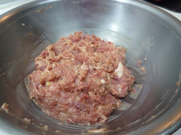 拌到所有水分都被肉餡吸收進去