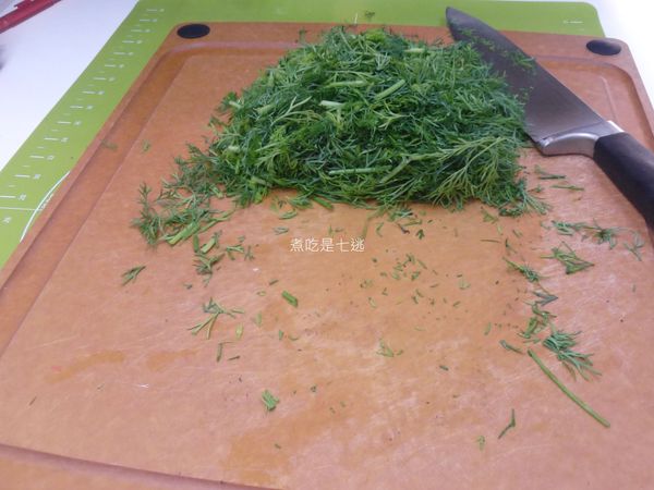 茴香要晾乾到切段，砧板上沒有水珠