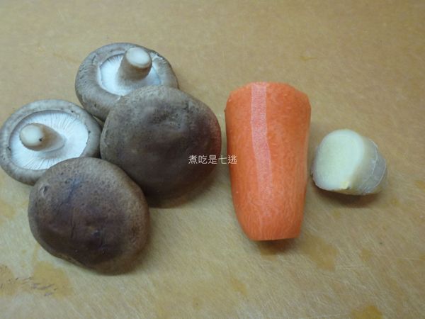 配色的蔬菜，新鮮香菇、紅蘿蔔、老薑